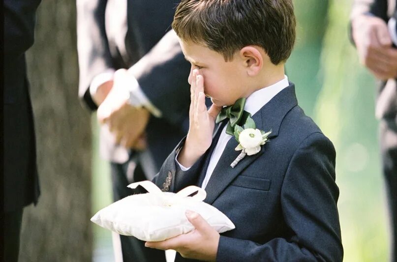 Свадебная церемония с детьми. Дети на свадьбе. Дети несут кольца на свадьбе. Дети в свадебных нарядах. Выносить мальчика