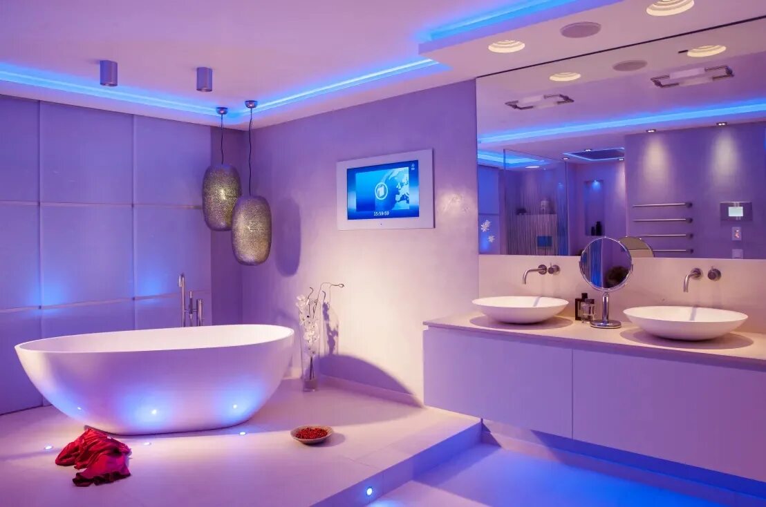 Идеи для ванны тока. Освещение в ванной комнате. Подсветка в ванной комнате. Ванная комната с подсветкой. Неоновая подсветка в ванной.