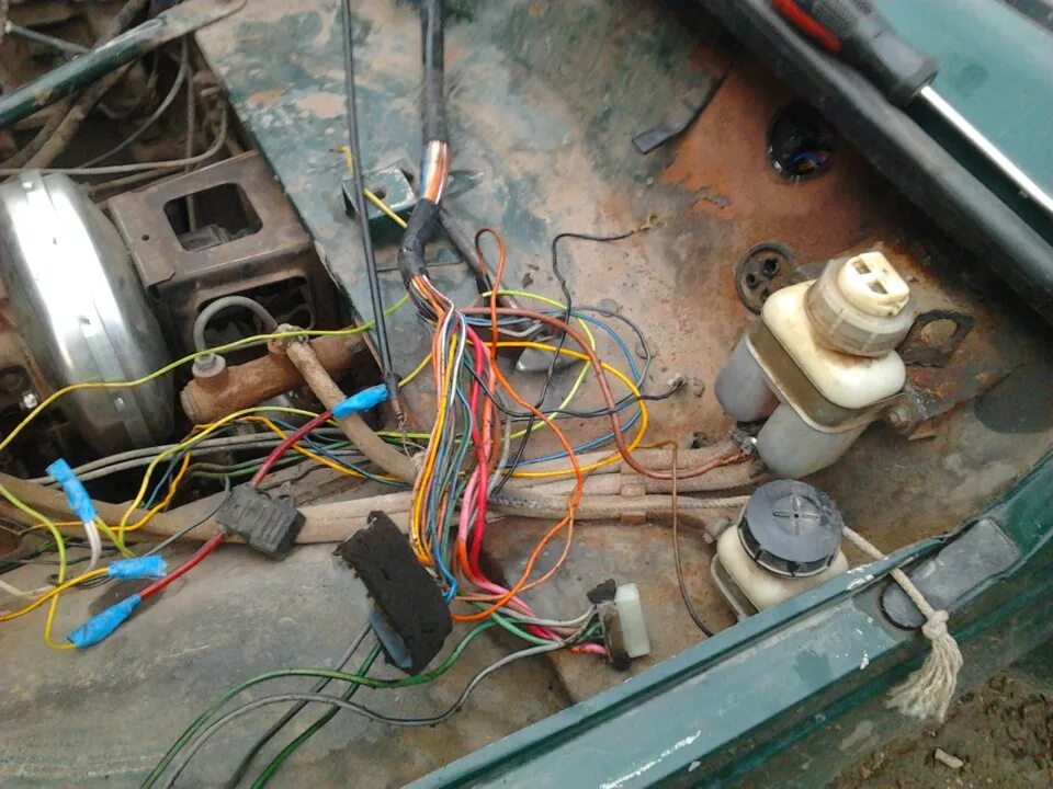 Моторный щит ваз 2114. Замены проводки ваз. Проводка на дне ваз 2104. Электропроводка ваз 2101 под панелью. Замены проводки ваз.