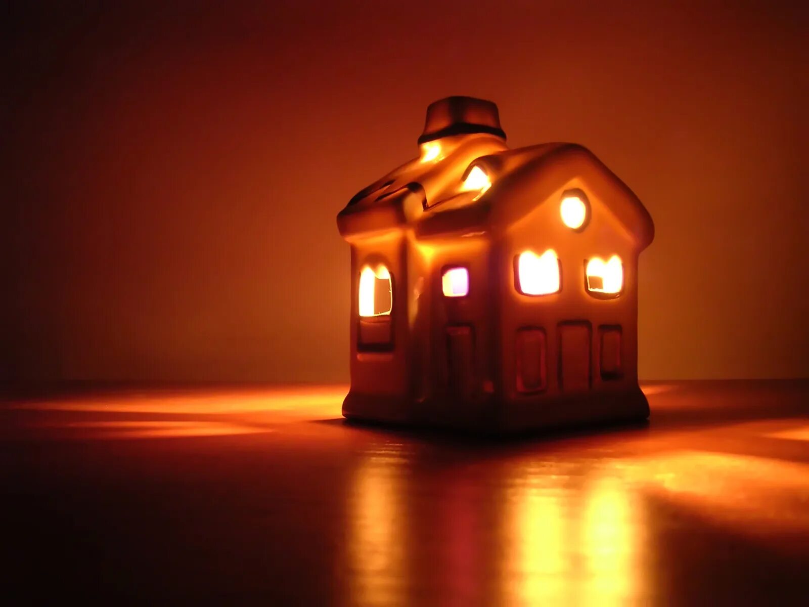 зима камин. лампа для светотерапии. новогодний уют в доме. теплый дом теплый свет. домик огонек.