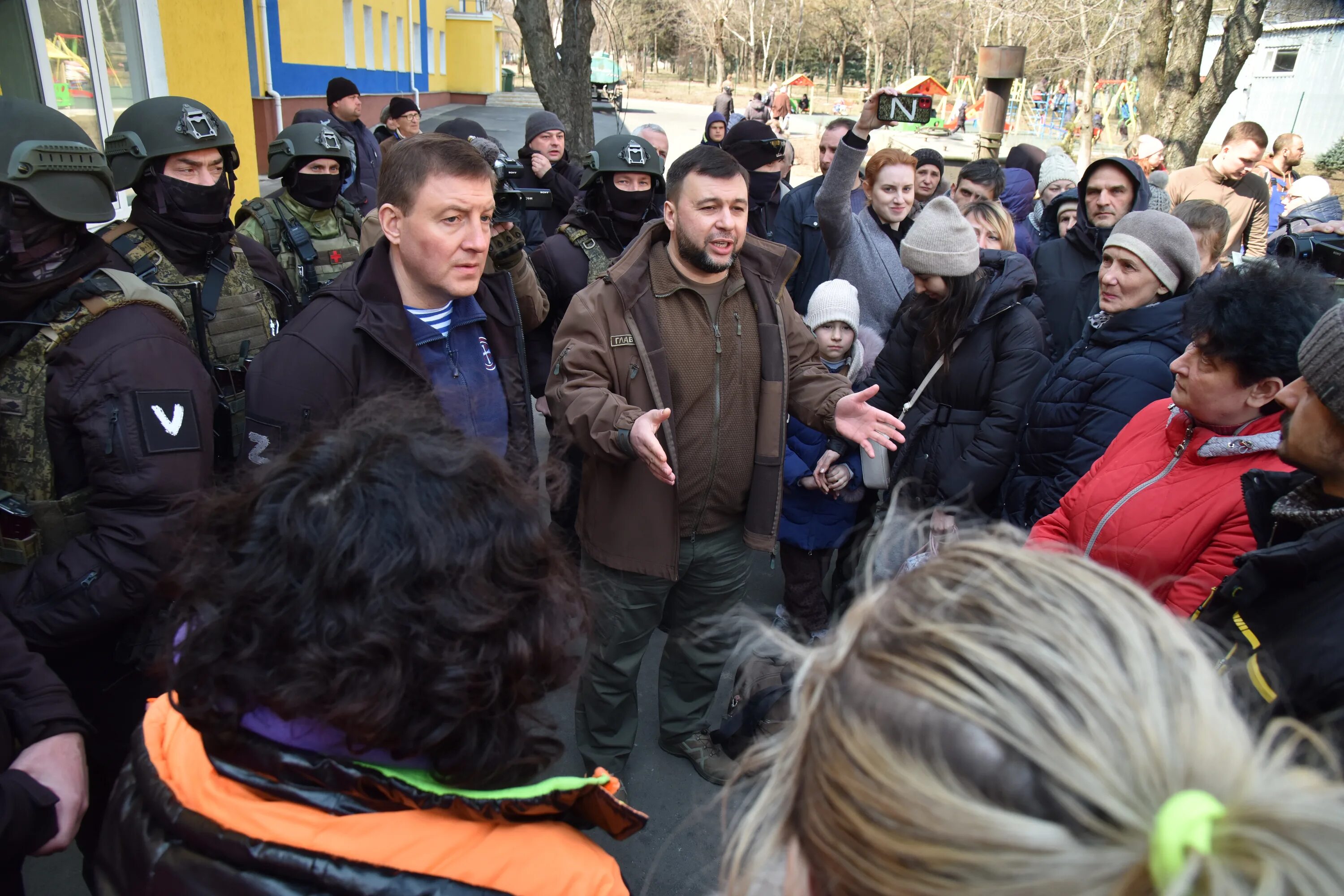 Срочные новости сегодня россия украина. Турчак в Мариуполе. Волонтеры в Мариуполе. Освобожденные жители Мариуполя. Мариуполь центр 2022.