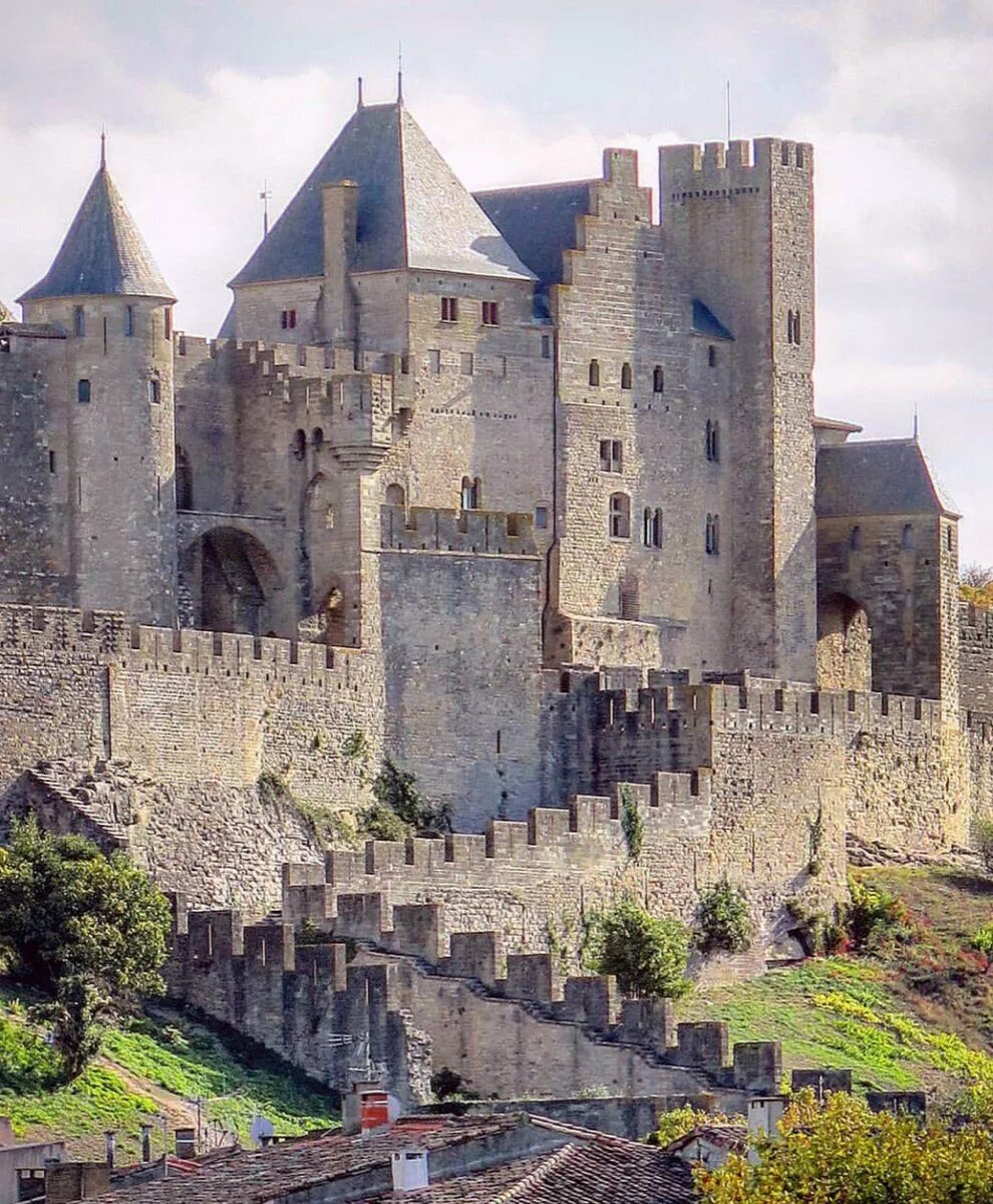 Самая крупная крепость из сохранившихся и действующих. Каркассон Франция. Крепость Каркассон. Дворец Каркассон. Средневековые замки Франции.