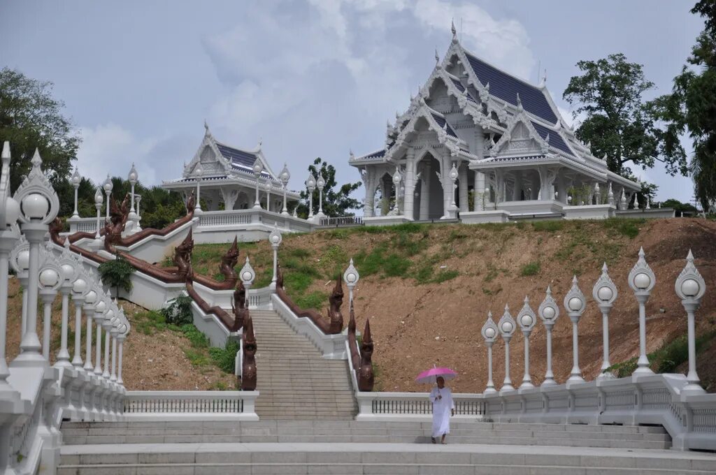 Храмы краби. Храм в провинции Краби. Белый дворец Краби Таун. Таиланд Краби белый храм.