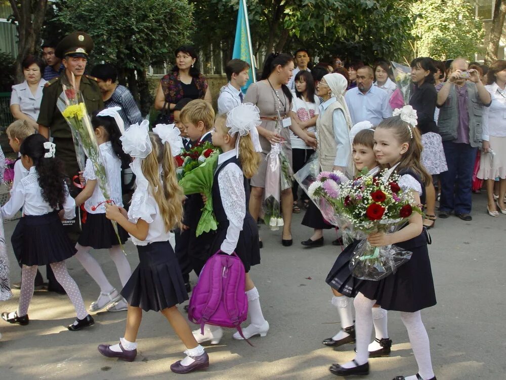 Девочки на первое сентября 1. Девочка на первое сентября. Школьники 1 сентября. Образ первоклассницы. Образ первоклассницы на 1 сентября.