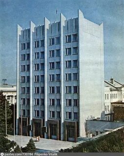 Закладывать здание