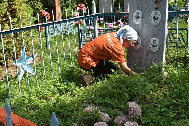 Какого числа убираться на кладбище. Уборка могил. уборка на кладбище. кладбище психоневрологического интерната. уборка могил фото.