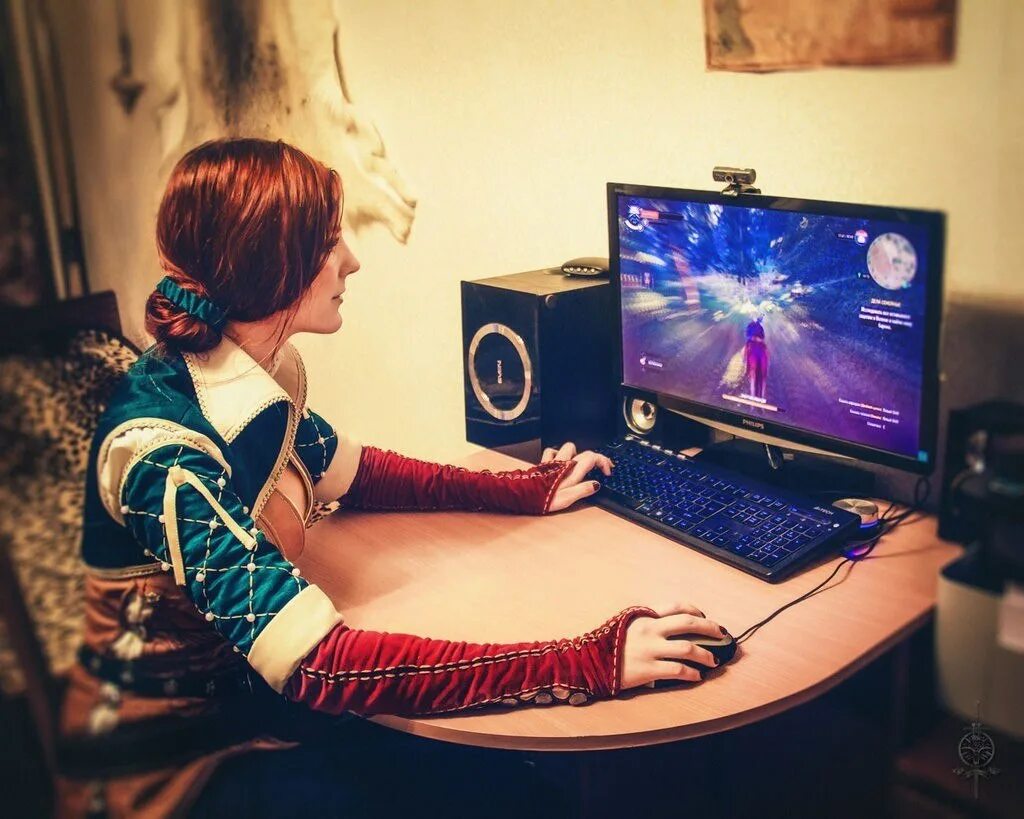 Девушка играет в игру. Девушка геймер. девушка геймерша. девушка играет в компьютер. красивая девушка геймер.