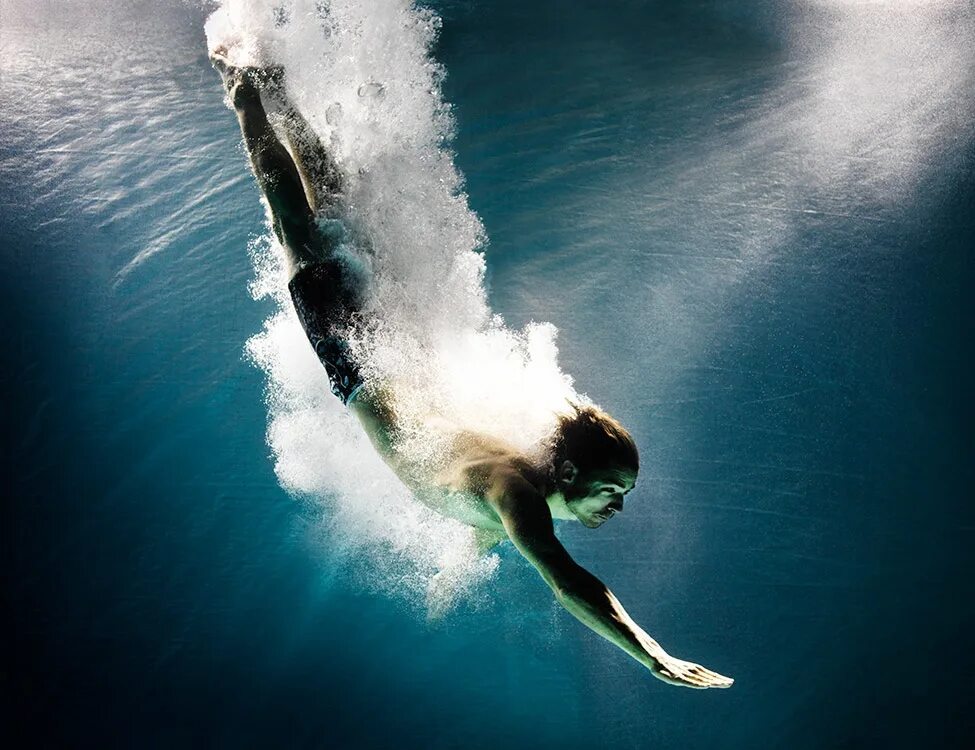 Человек ныряет. Фотосессия под водой. Человек ныряет в воду. Ныряние в воду. Dive into me