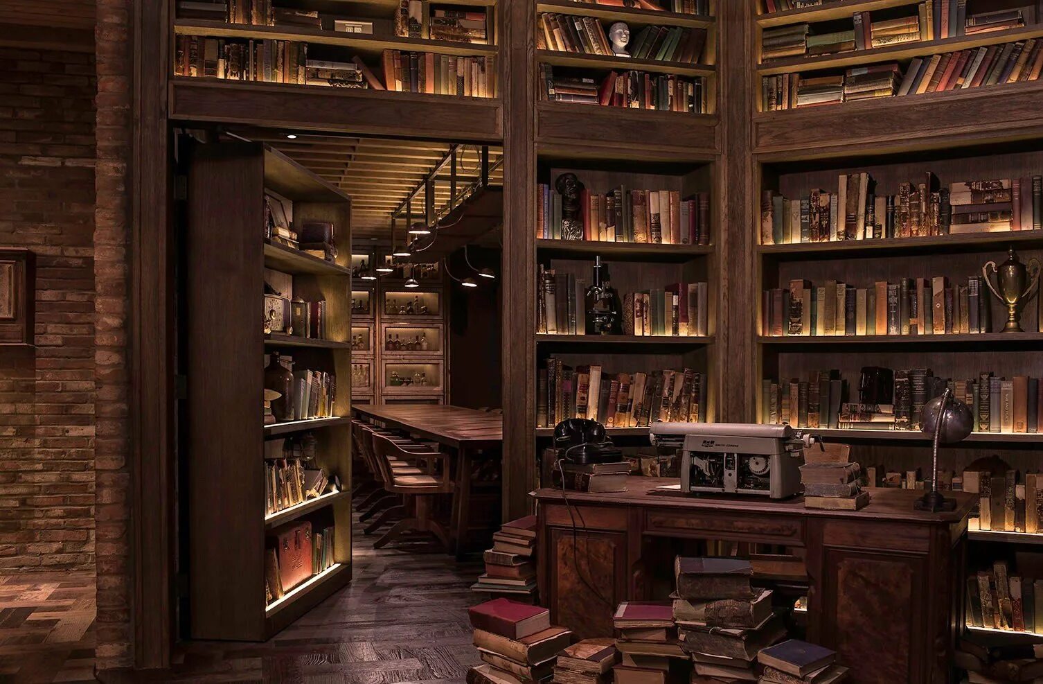 Библиотека без людей. Библиотека штата Айова, США. Комната с книжными полками. Интерьер с книжными полками.