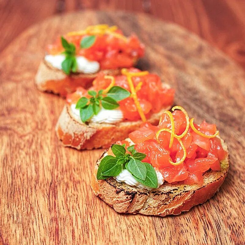 Брускетты с красной. Брускетта итальянская закуска. Брускетты с красной. Брускетта с семгой и творожным. Брускетта с форелью.