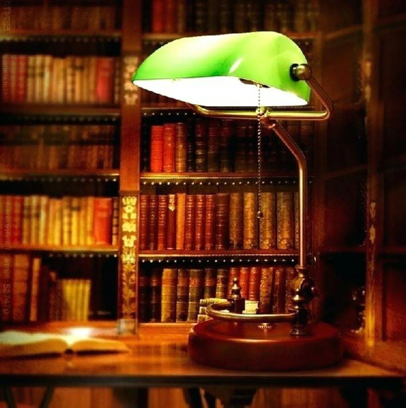 Зелёная лампа Грин. Зеленая лампа библиотека. Лампы в библиотеке. Торшер в библиотеке.