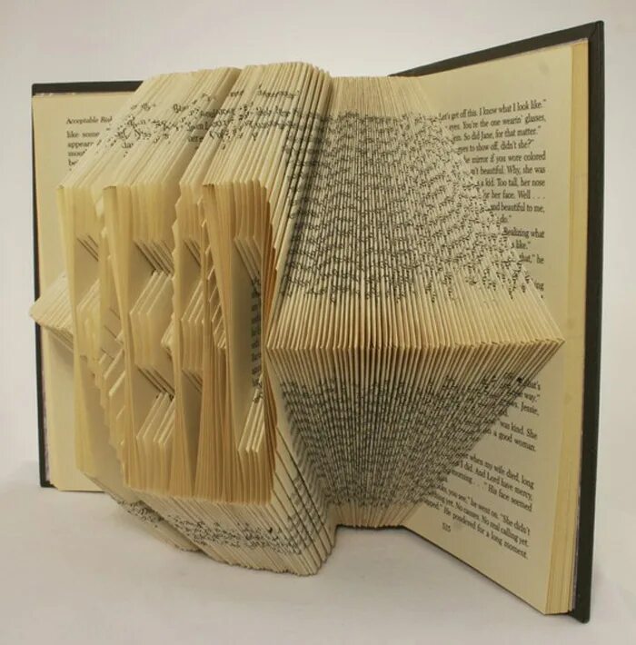 Загнутые страницы книги. Подарок из книг. Изогнутый лист книги. Книга с загнутыми страницами.