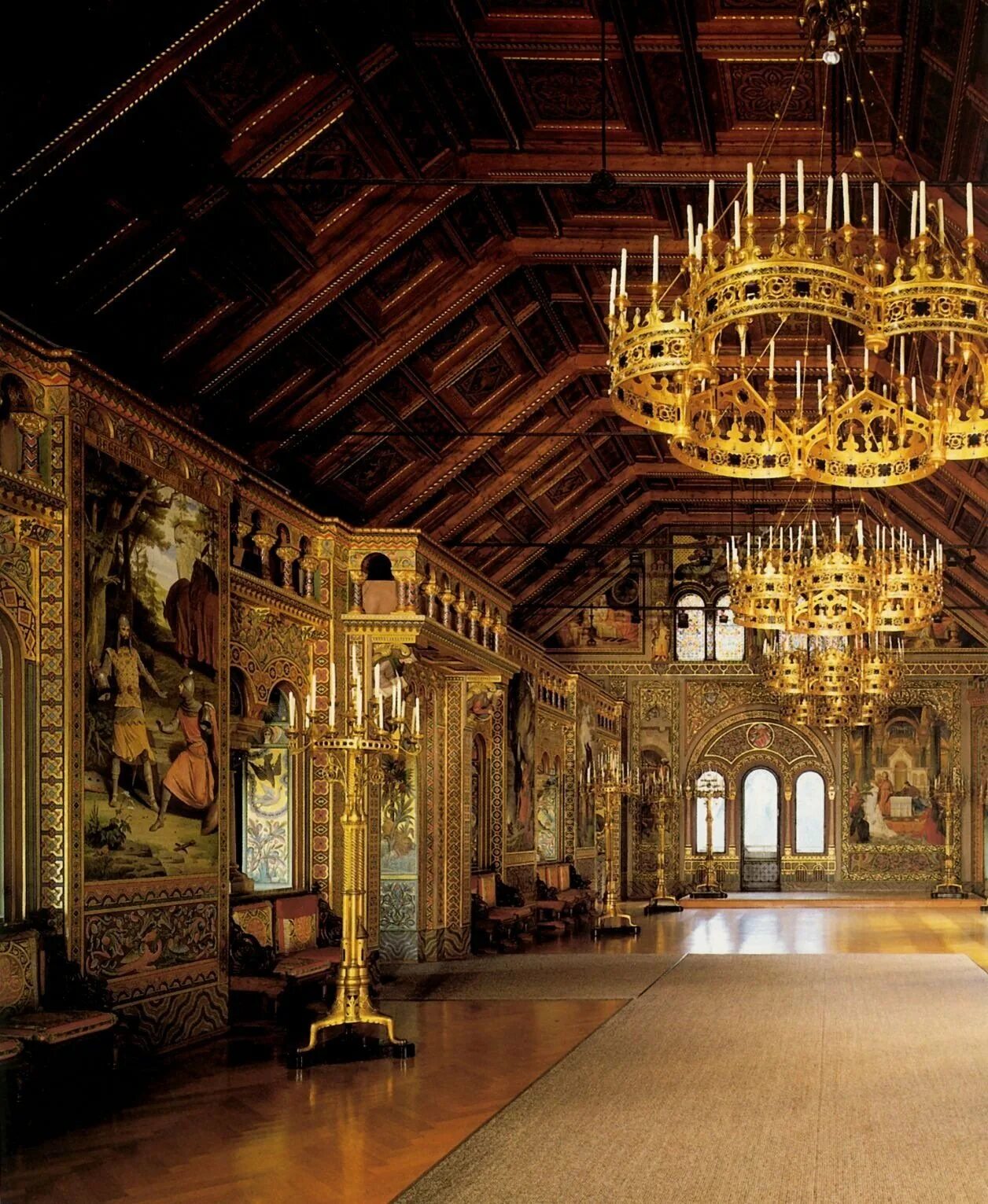 Замок нойшванштайн певческий зал. Замок гравенстен внутри. Замок нойшванштайн зал певцов. Как выглядит замок изнутри. Тронный зал в замке гогенцоллерн.