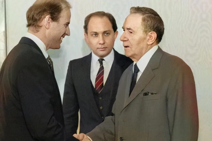 Джо байден и брежнев. Байден громыко 1988. Байден и брежнев. Джо байден в ссср 1979. Байден в молодости с брежневым.