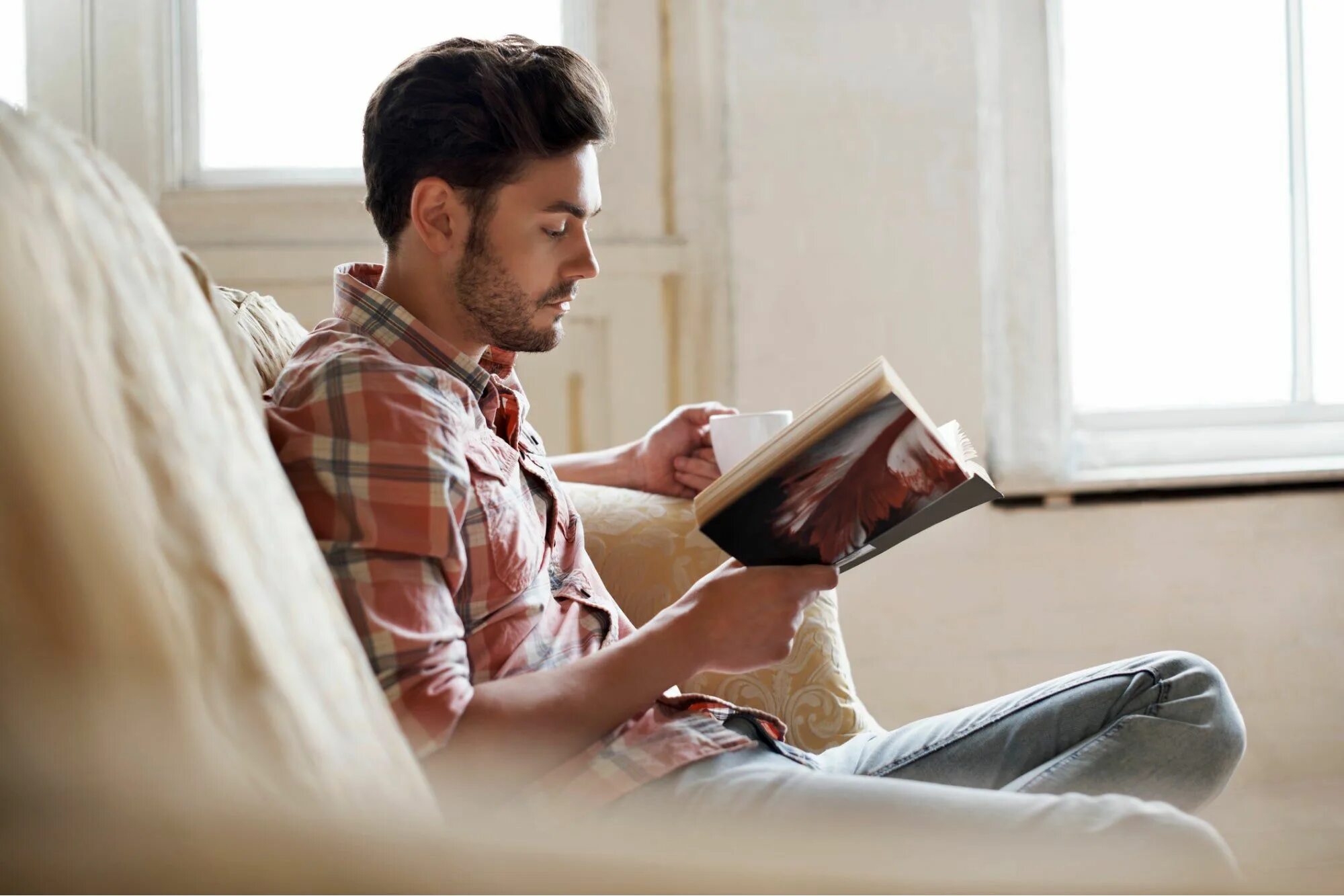 Men s books. Парень с книгой. Книга человек. Человек с книгой в руках. Парень с книжкой.