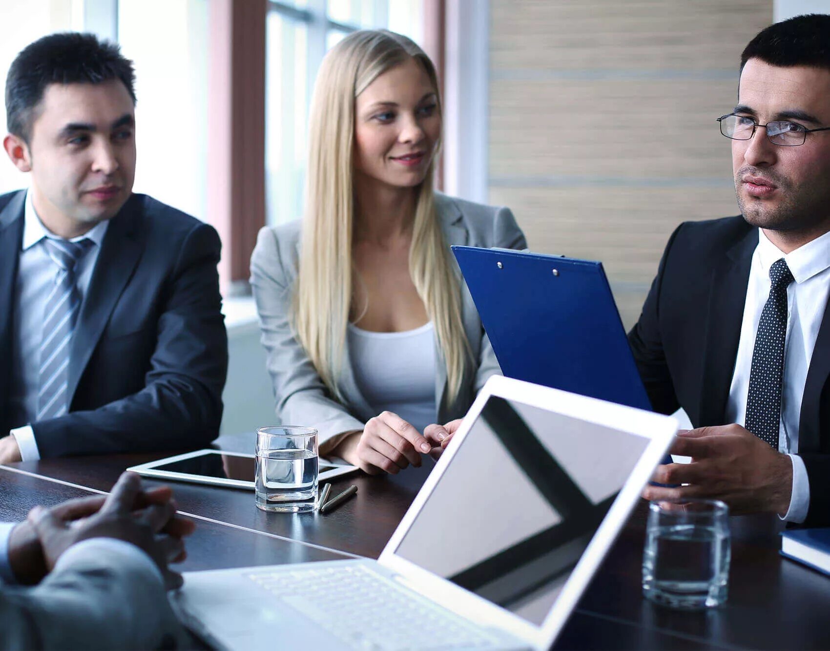 бизнесмены жмут руки. бизнесмены австралии. украинский бизнесмен. Andrew forrest bisnesman. австралия бизнесмен.