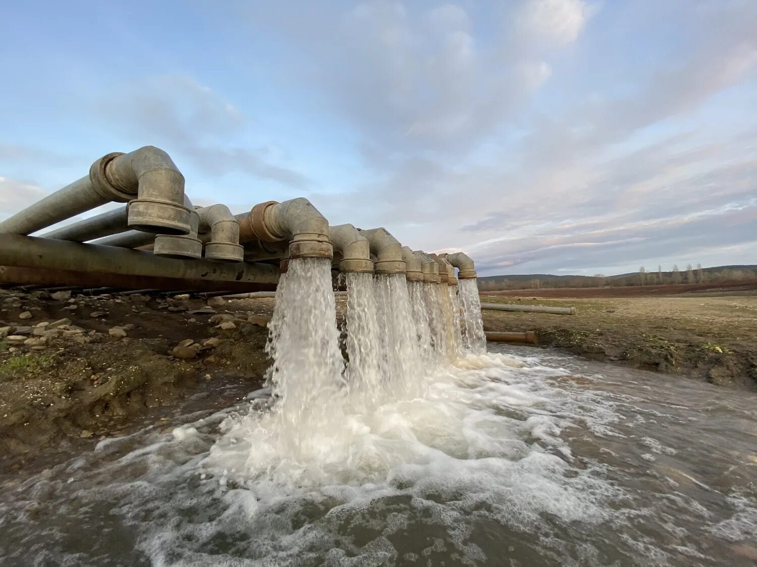 Водопровод в крыму. Межгорное водохранилище 2022. Водохранилища Крыма. Сброс воды. Водоснабжение Крыма.