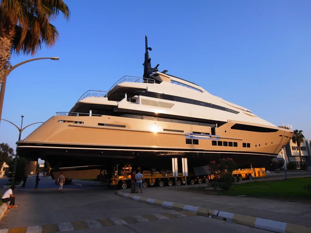 Грузовая яхта. Fairline 33. Перевоз негабарита яхты. Транспортировка лодки. Грузовой катер.