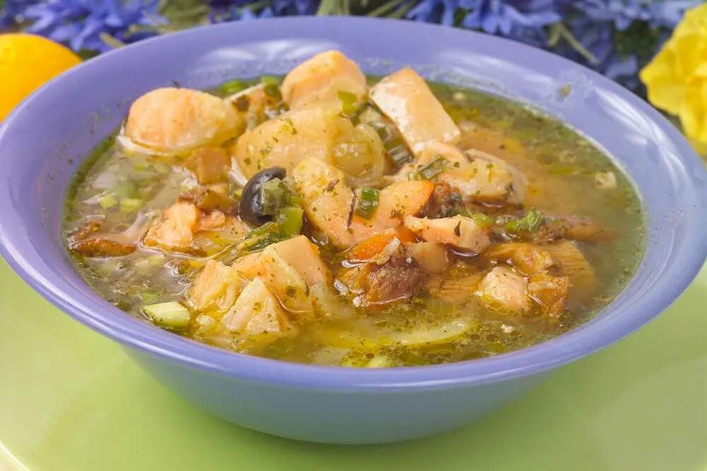 Суп с грибами и рыбой. Рыбный суп с перловкой. рыбный суп с клецками. рыбный суп с грибами. суп с грибами и семгой.