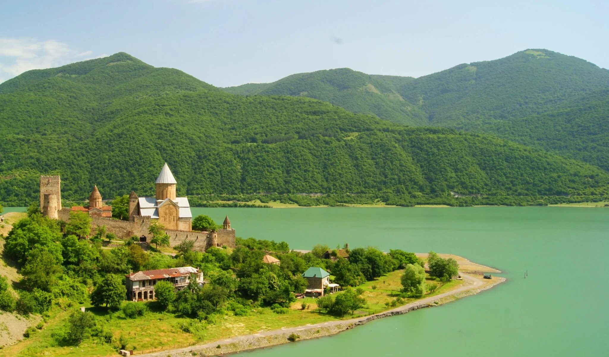Ананури Грузия. Озеро Ананури Грузия. Кутаиси Грузия море. Грузия Тбилиси природа.