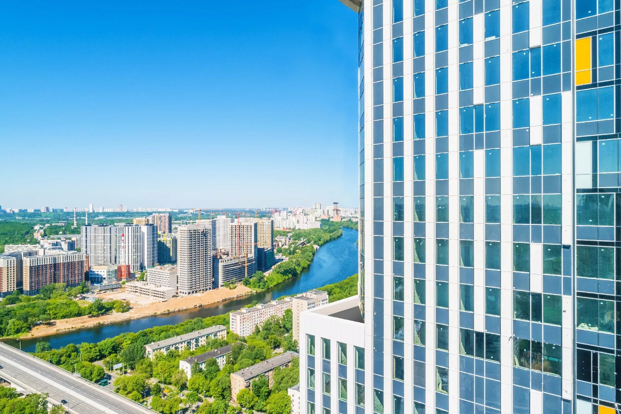 Жк хедлайнер застройщик. Жк хедлайнер застройщик. Жк хедлайнер москва. Квартал headliner шмитовский. Вид на москву сити с жк headliner.