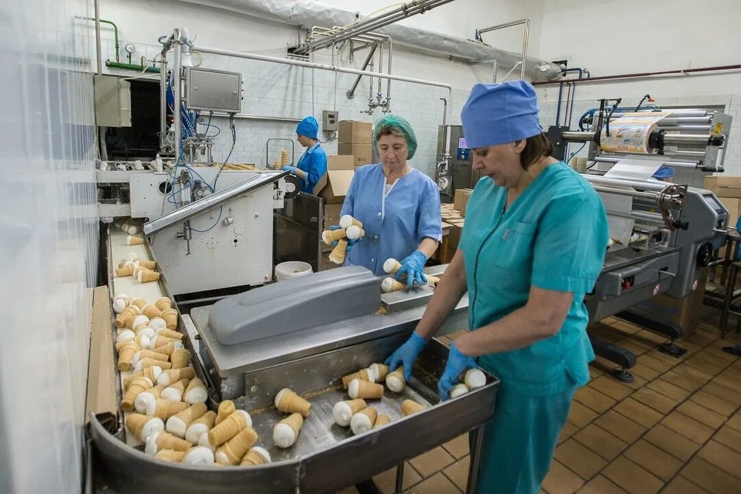 Упаковка товара на складе. Упаковщик изделий. Упаковщик. Фасовщица упаковщица. Упаковка и стикеровка шоколадок.