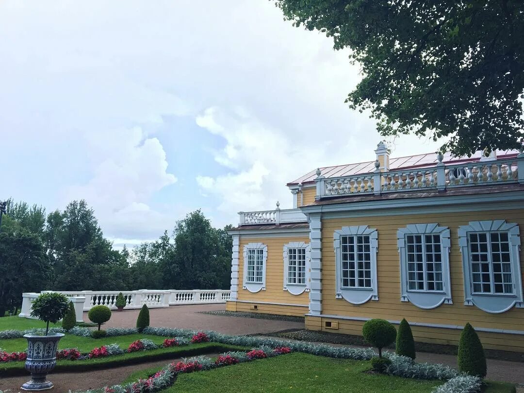 Путевой дворец петра. Дворец Петра в Стрельне. Дворец Петра i в Стрельне. Домик Петра в Стрельне. Путевой дворец (Стрельна).