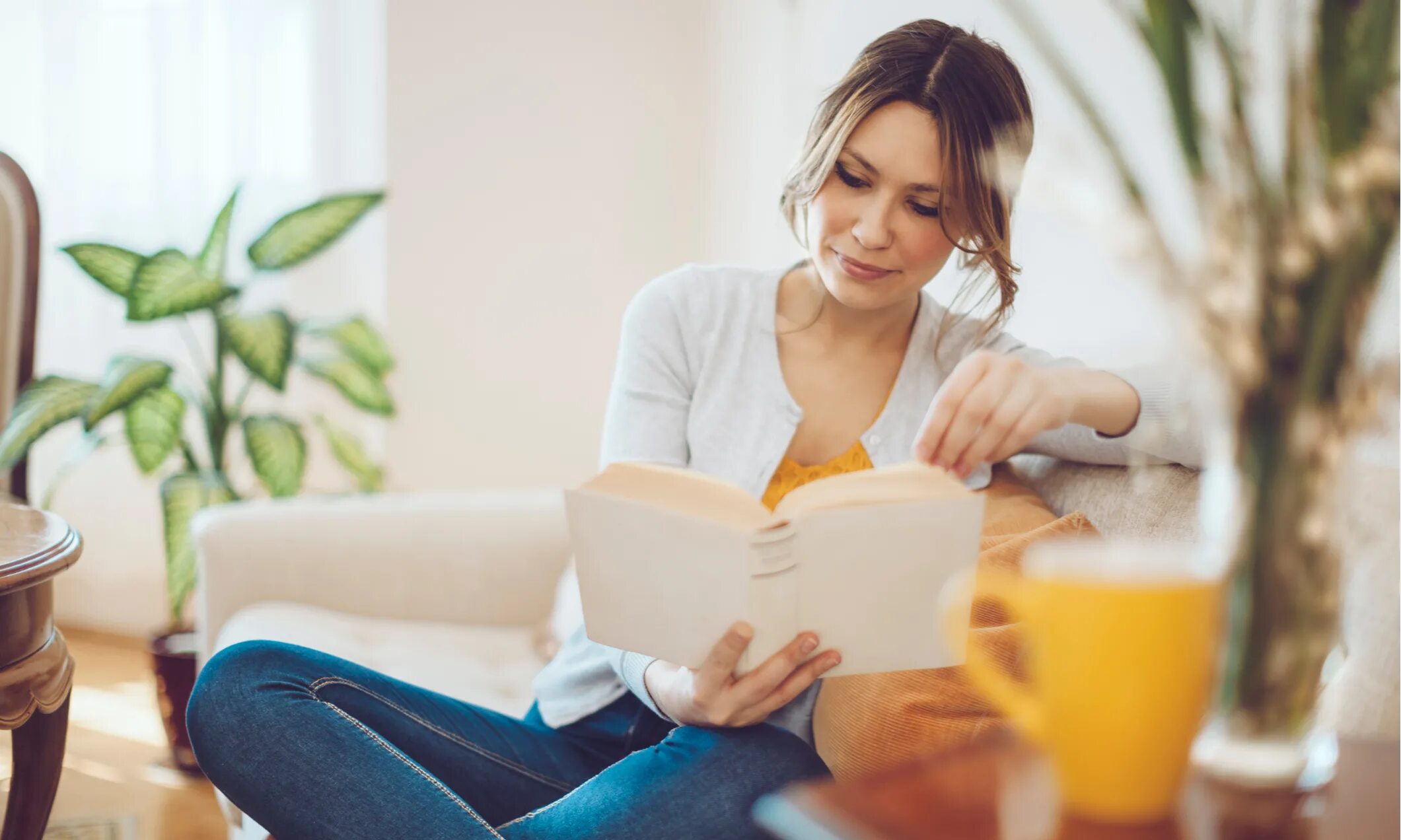 She often reads books. Женщина читает. Девушка читает. Женщина с книжкой. Женщина читает книгу.