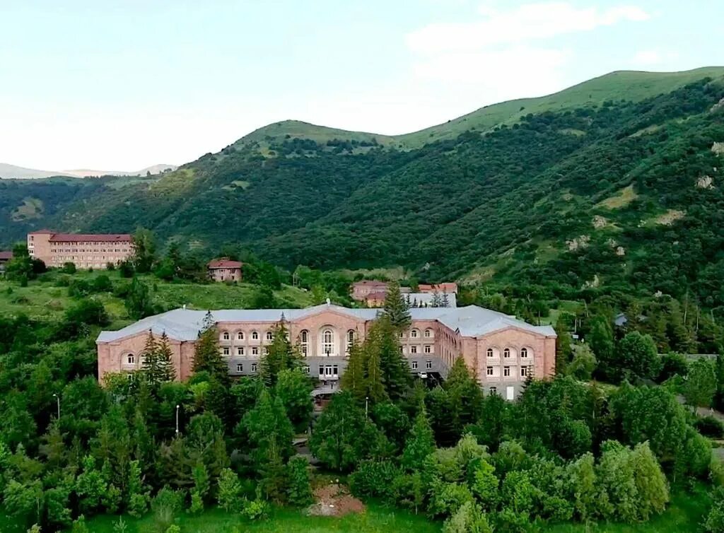 Пансионат в армении в джермуке. Jermuk санаторий армения. Джермук армения санаторий. Ромашка в джермуке. Джермук армения санаторий.