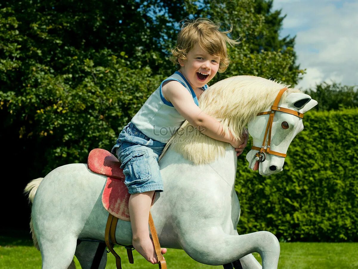 Лошадка для детей. Маленький мальчик на лошади. Мальчик на игрушечной лошадке.