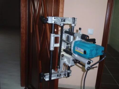 Приспособление для врезки замков dewalt d180004. Фрезер для врезки замков. Кондуктор для врезки дверных замков милуоки. Оборудование для врезки замков в межкомнатные двери. Скил 1200 врезка замков.