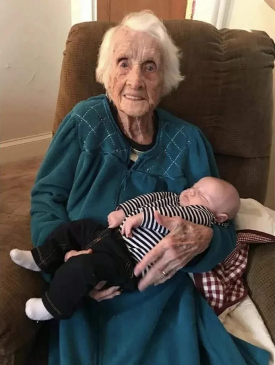 Анатолия вертаделла родила в 101 год. Самая пожилая мама в мире. Анатолия вартаделла из италии. Анатолия вертаделла сейчас. Бабушка родилась.