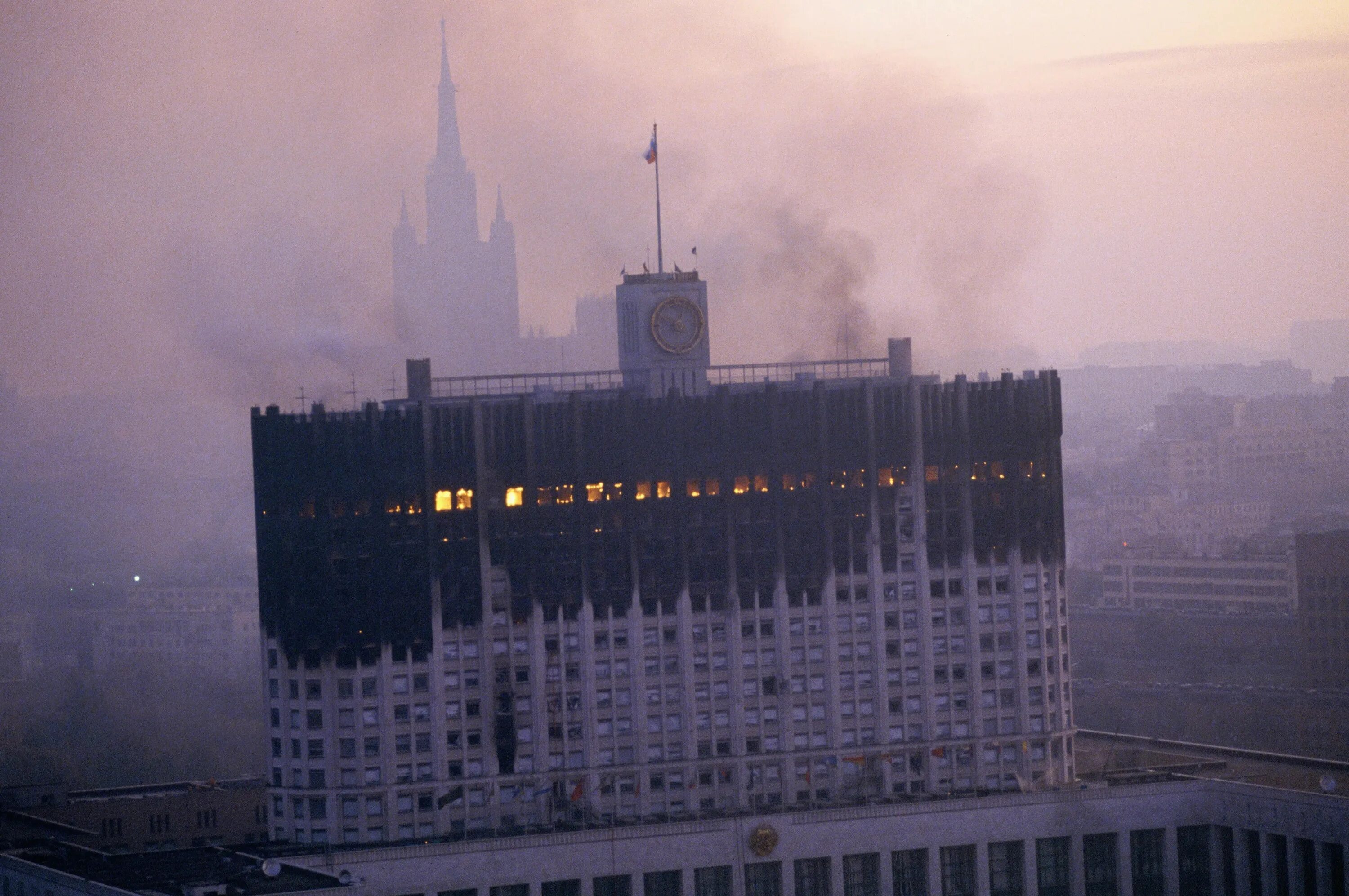 Дом правительства Москва 1993. Белый дом штурм 1993. Белый дом 1993 год обстрел. Белый дом в Москве 1993 горит.