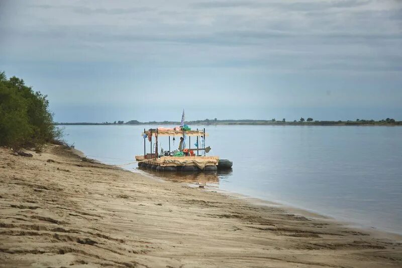 Реки золота. Много воды в тексте. Вода в зее заметно посветлела. Фото с табличкой. Вода в зее.
