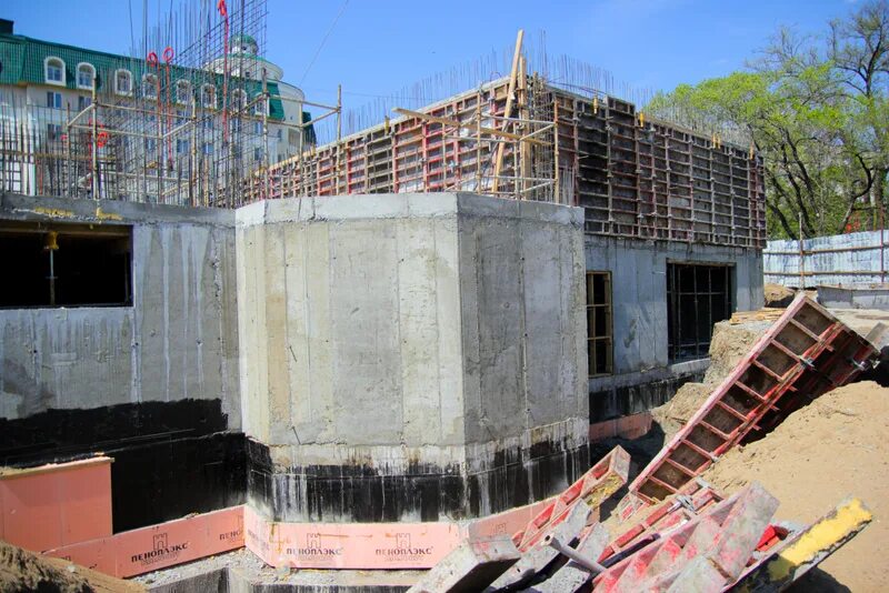 строительные рабочие. космопорт парк гагарина. андрей чекулаев министр строительства хабаровского края фото. вакансии строительство хабаровск. строительство жилого дома.