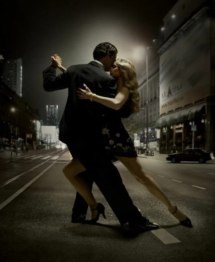 Четко танцуют. Парень и девушка танцуют. Танцующая пара. Танцующая пара на улице. Романтический танец.