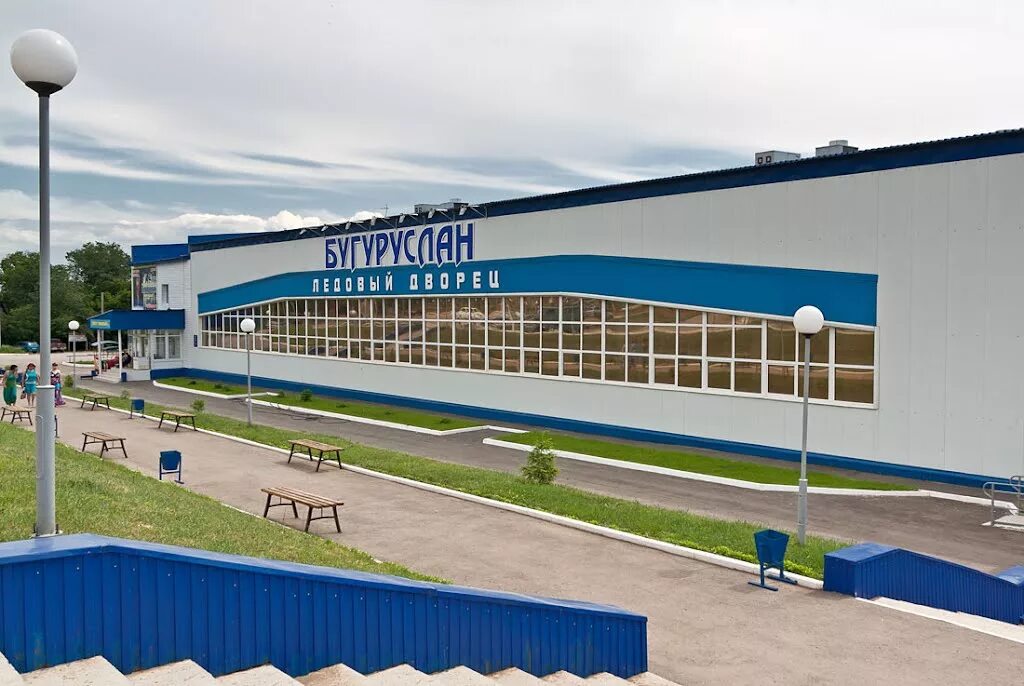 Ледниковый дворец в бугуруслане. Комсомольская 100 бугуруслан. Г бугуруслан ледовый дворец. Г бугуруслан ледовый дворец. Ледовый дворец бугуруслан логотип.