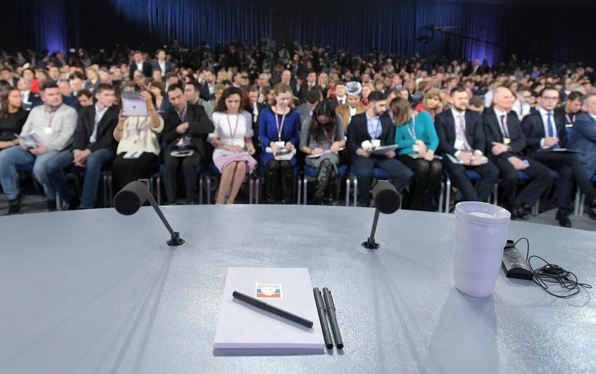 Среди вопросов заданным на пресс конференции. Пресс конференция. пресс-конференция журналисты. журналисты на конференции. брифинг журналистов.