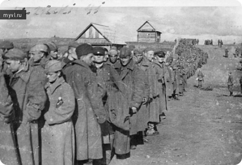 Женщины-ркка вов 1941-1945. Приведите примеры героизма красноармейцев в немецком плену. Приведите примеры героизма красноармейцев в немецком плену. Колонна советских военнопленных 1941. Пленные красноармейцы женщины 1941.