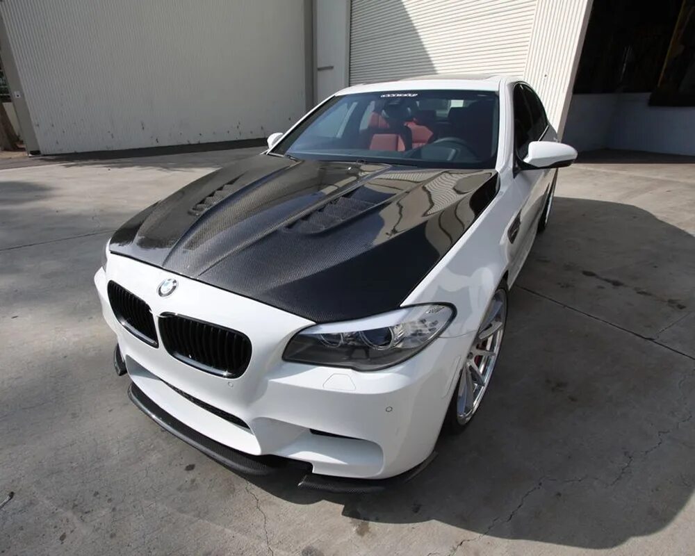 Белые капоты. BMW m5 f10 карбоновый капот. BMW f10 черная крыша. M5 f10 карбон капот. BMW m5 карбон капот.
