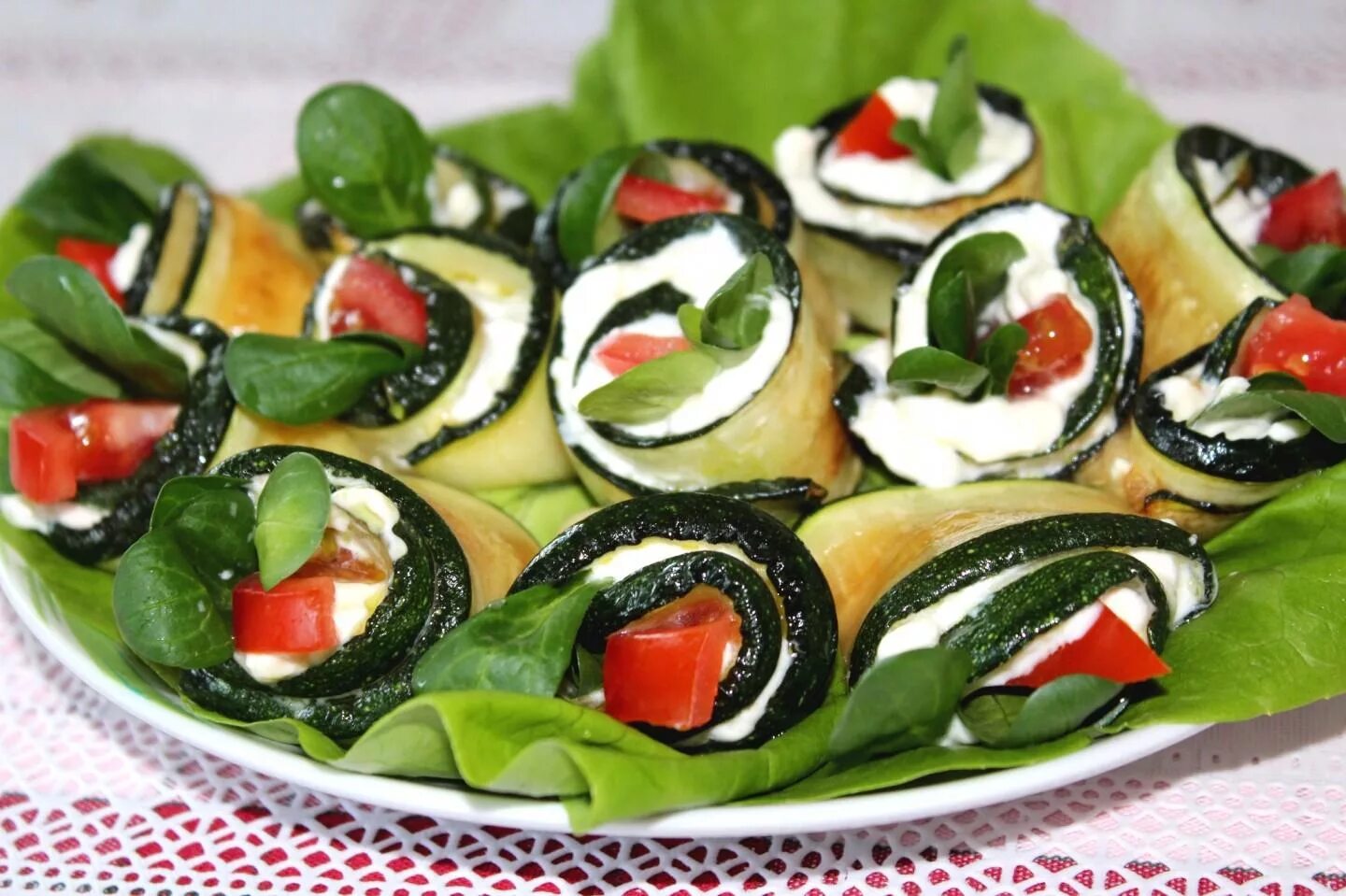 рулет из овощей. рулетики из цукини с творожным. рулет закусочный овощной. цукини рулетики черри. овощной рулет из лаваша.