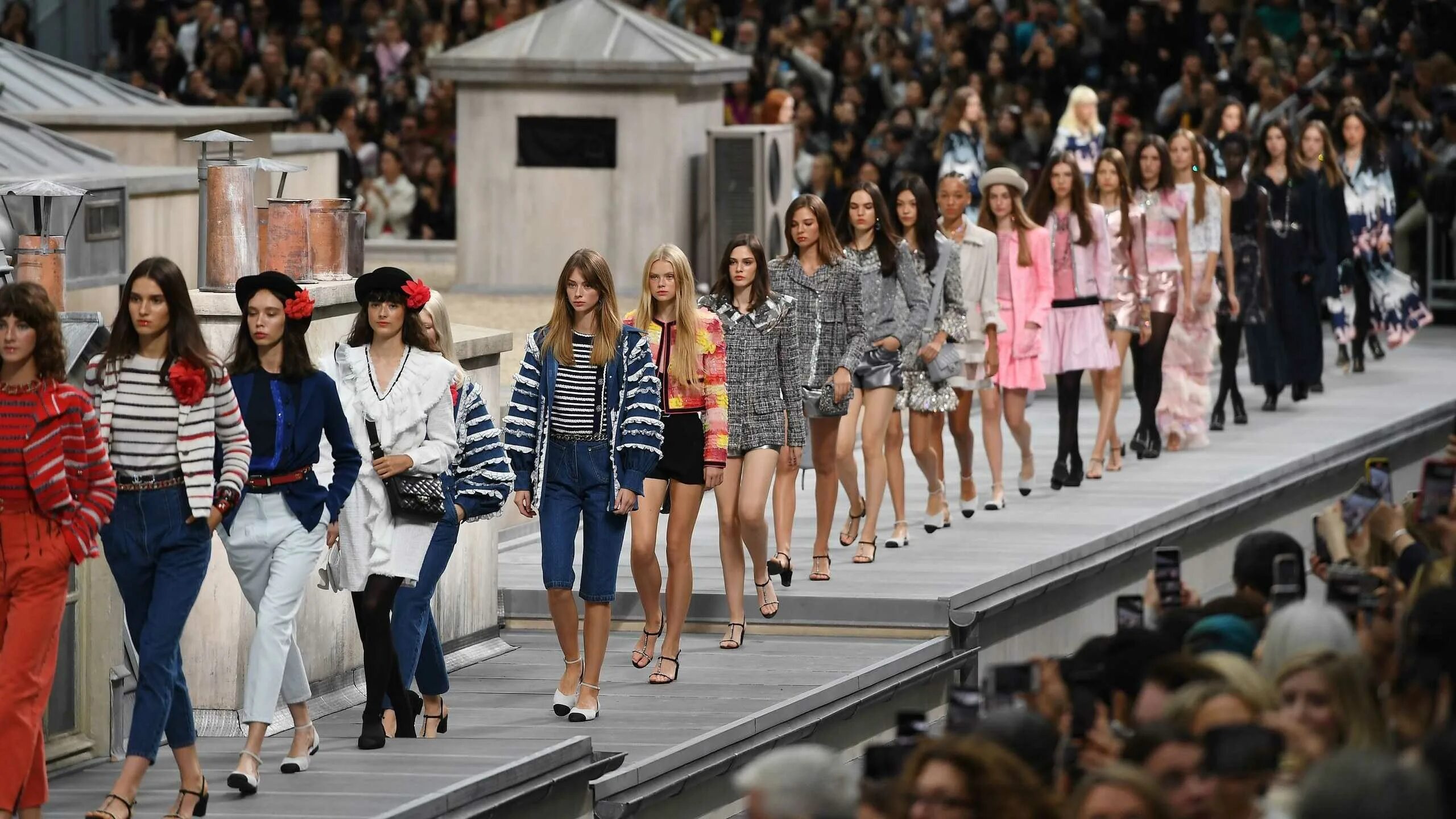 Джиджи хадид на показе версаче 2022. Мода haute couture. Платья кристиан диор 2021. Показ моды 21. Moschino fw 2020.