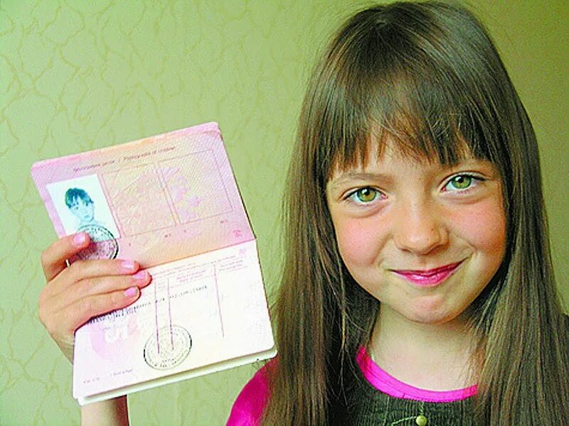 Кем можно работать в 10 лет девочке. Паспорт девушки. паспорт 14 лет девочки. паспорт девушки 14 лет. фотография на паспорт.
