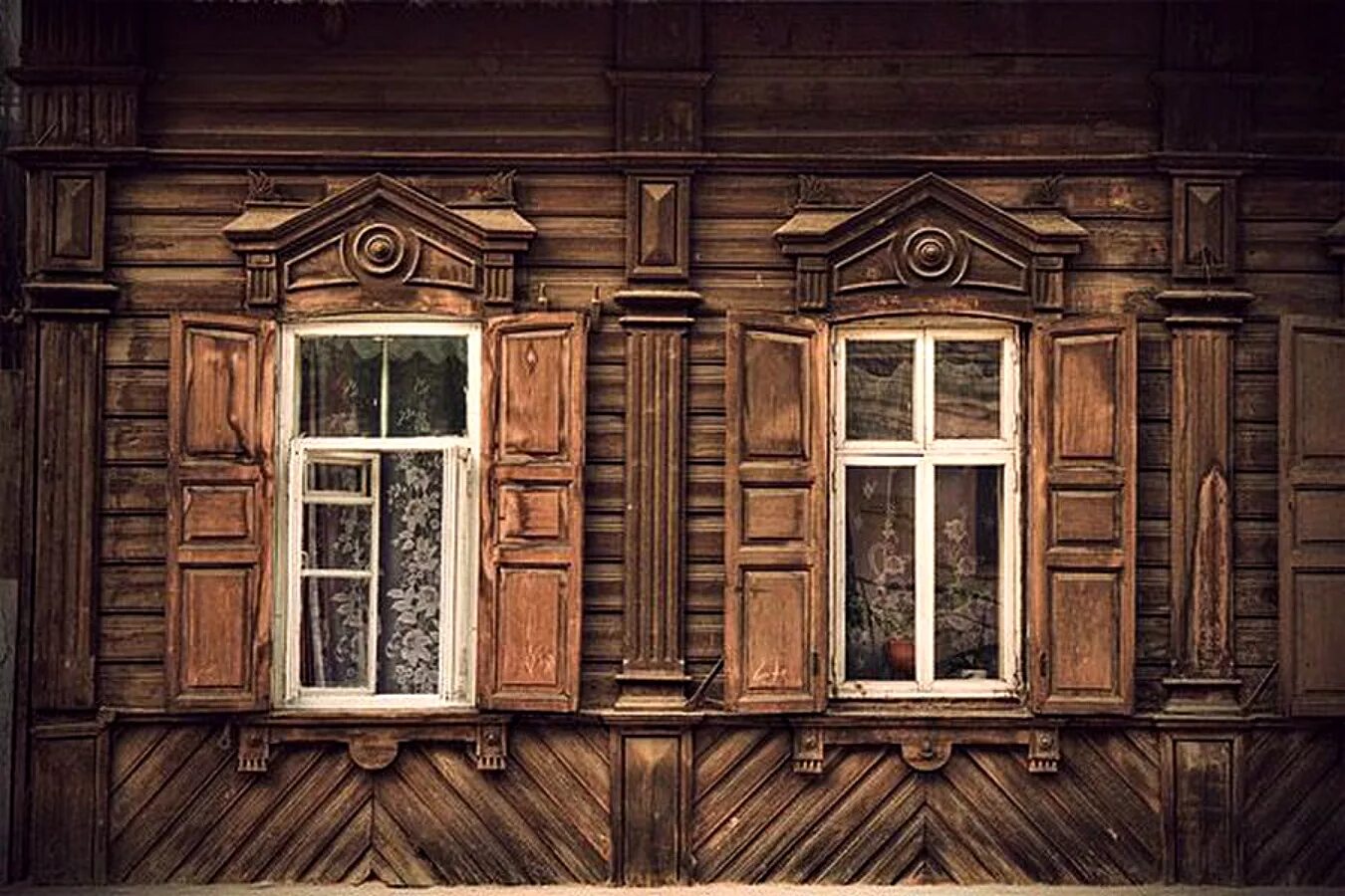 Окна старинный дом. Деревянное зодчество в Минусинске. Старинные окна. Старый деревянный дом. Старинный деревянный дом.