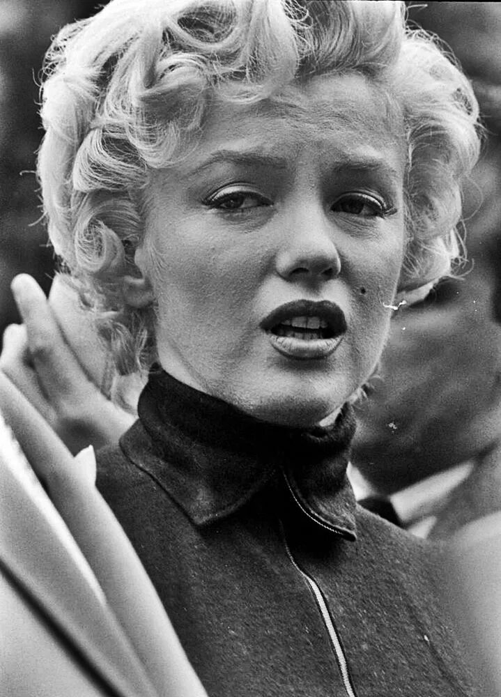 Мерлин ро. Мэрилин монро интервью. Тайная жизнь мэрилин монро. Правда что у мэрилин монро 6 пальцев. Монро 6.