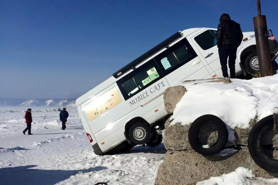 Автобус Байкал. Микроавтобус на Байкал. Происшествия на Байкале в Листвянке. Автобус во льду. Погода в листвянке сегодня