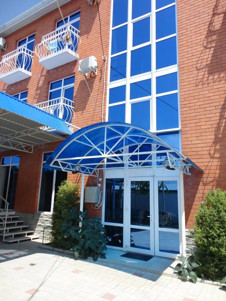 Отель майский краснодар 1 мая. Гостиничный комплекс краснодар бершанская. Гостиница уют краснодар. Гостевой дом лоза фадеева. Здание гостиничного типа.