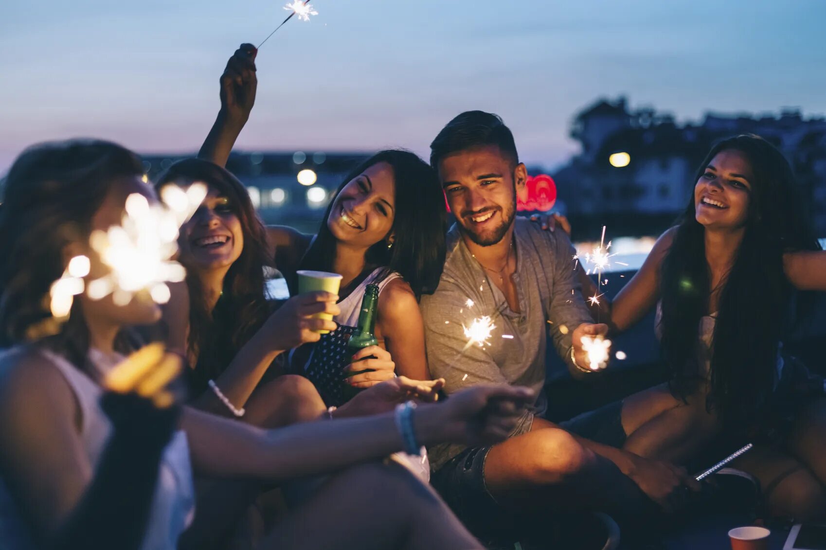 коктейльные вечеринки. тусовки с друзьями. тусовки с друзьями. Friends party. вечеринка на улице.