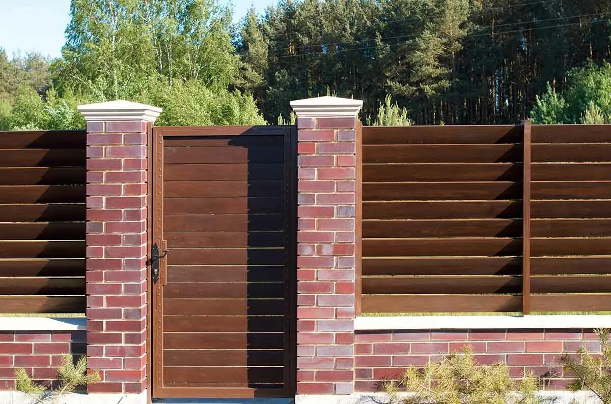 Ворота из профнастила и кирпичных столбов. Забор из профнастила 7024 с кирпичными столбами. Калитка на кирпичных столбах. Столбы из кирпича для забора. Штакетник с кирпичными столбами.