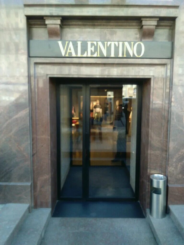 магазины валентино россия. одежда валентино магазин. метрополь бутик валентино. Valentino москва. цум корнер valentino.
